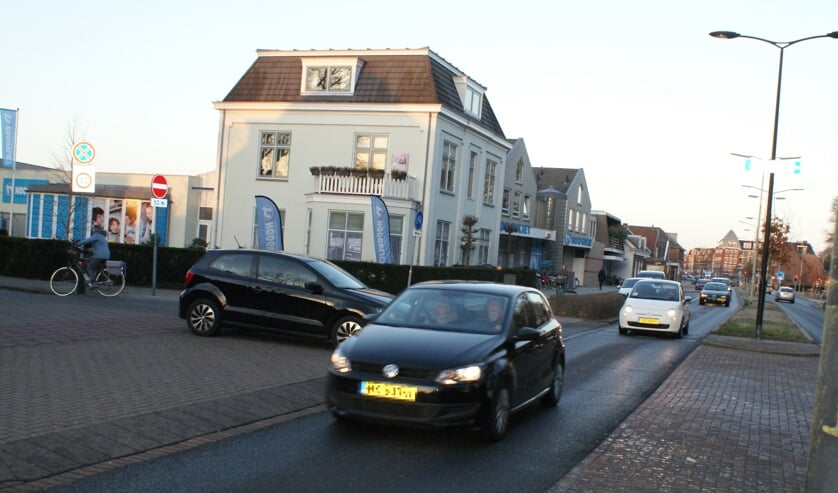 Vanuit de Papelaan linksaf richting het centrum is lastig oversteken. Auto's blokkeren het fietspad. Foto: VSK