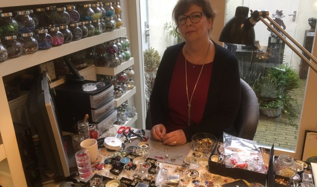 Liesbeth Stroes op haar vast plek achter in de winkel, vanaf 24 februari verkoopt zij haar kunst via haar website www.kunstig.eu. Foto: Vsk