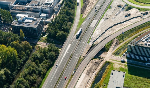 Op onderstaande luchtfoto is onderaan het zandplateau zichtbaar naast de huidige afrit 8. De afrit schuift een klein stukje op en komt op dit zandplateau te liggen. Foto: Comol 5