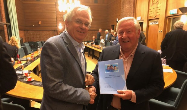 Taskforce zwemmen overhandigt het rapport aan wethouder Cramwinckel (l). Foto: VSK