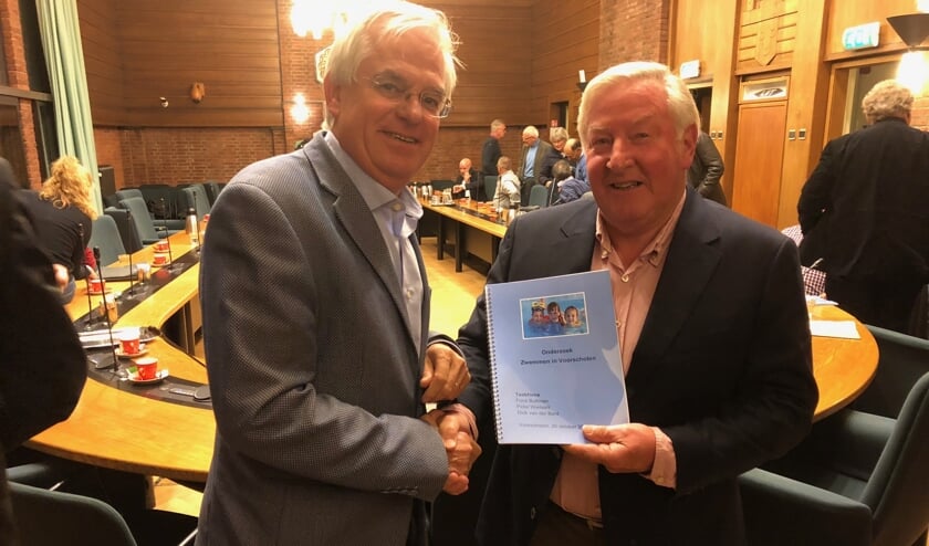 Taskforce zwemmen overhandigt het rapport aan wethouder Cramwinckel (l). Foto: VSK