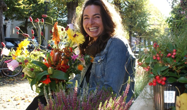 Kleurrijk en uitbundig. De boeketten van Suzie Fleurs zijn altijd bijzonder. Suzie zelf zit al 25 jaar in het vak waarvan 20 jaar op de Voorstraat. Foto: VSK