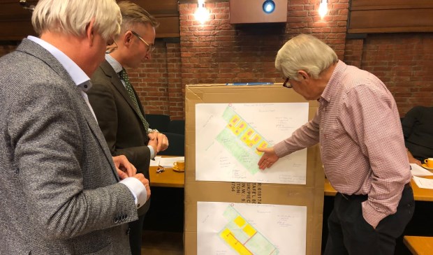 Stan Dessens legt wethouders Mol en Cramwinckel uit waarom het plan van de 13 milieuorganisaties beter is. Foto: VSK