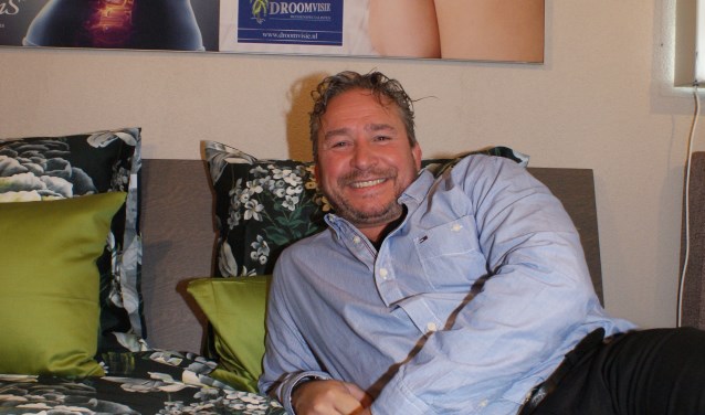 Wat is een goed bed? 'Dat is voor iedereen anders', zegt Jørgen Lammerding van Droomvisie. Klanten kunnen de bedden uitproberen in de winkel van de vijf sterren bedspecialist. Foto: VSK