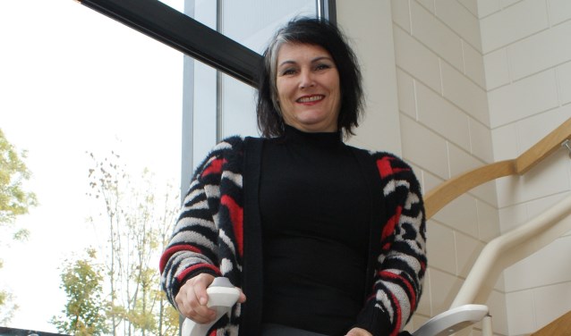 Een traplift uitproberen? 'Dat kan gewoon hier in de showroom', zegt Esther Bronmeijer van VAKON. Er zijn zelfs volledig ingerichte badkamers te zien. Foto: VSK