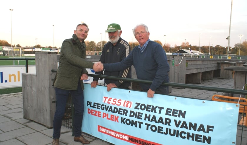 Het is de week van de pleegzorg en bij V'97 hangt dit spandoek. Wethouder Mol, Rinus van der Berg en Piet Dubbeling hingen het woensdag op. Foto: VSK