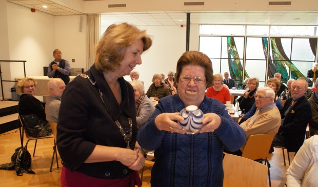José Klaassesz ontving uit handen van burgemeester Bouvy-Koene de Parel van Voorschoten. Foto: VSK