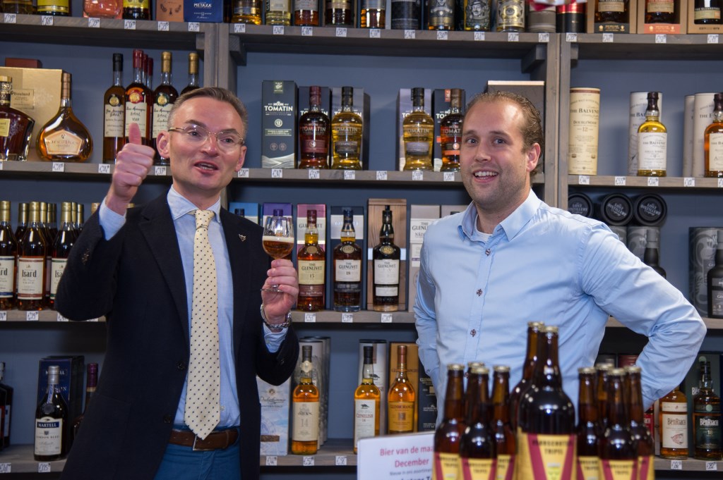 Het Voorschotens biertje van Sander Rooijkers (r) smaakt goed, vindt wethouder Mol. Foto's: Nelleke de Vries