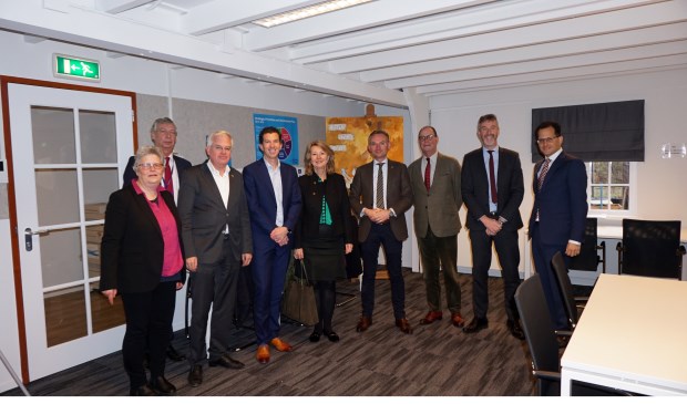 Vlnr Wethouder Monique Lamers, Wouter Hoobroeckx scheidend CFO BSN, wethouder Marcel Cramwinckel, gemeentesecretaris Andreas de Graaf, burgemeester Pauline Bouvy Koene, wethouder Nanning Mol, Stuart de Booij aantredend CFO, Kieran Earley CEO & Principal BSN en Nitzan Kaduri aantredend COO BSN. Foto: gemeente Voorschoten