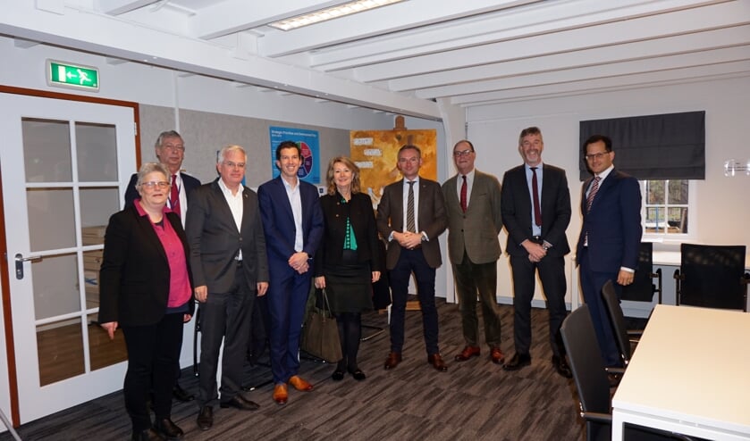 Vlnr Wethouder Monique Lamers, Wouter Hoobroeckx scheidend CFO BSN, wethouder Marcel Cramwinckel, gemeentesecretaris Andreas de Graaf, burgemeester Pauline Bouvy Koene, wethouder Nanning Mol, Stuart de Booij aantredend CFO, Kieran Earley CEO & Principal BSN en Nitzan Kaduri aantredend COO BSN. Foto: gemeente Voorschoten