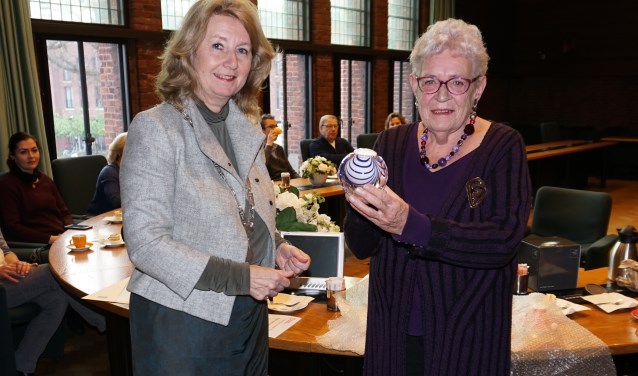 Op 3 december 2018 ontving Aeltsje Sierksma de Parel van Voorschoten uit handen van burgemeester Pauline Bouy-Koene Foto:vsk