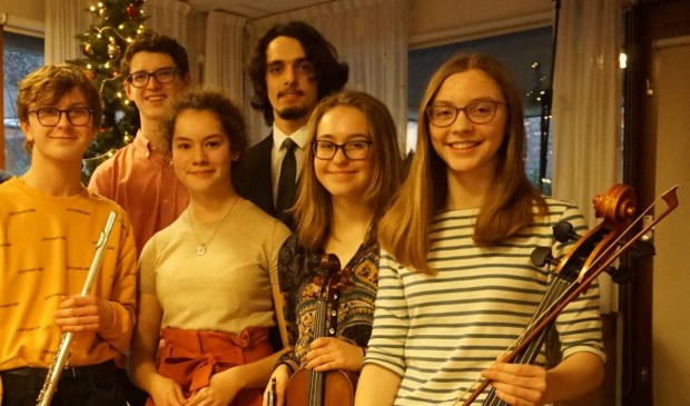 Muzikale leerlingen van de British School lieten senioren genieten van kerstmuziek