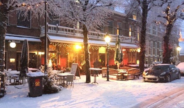 Het ziet er niet naar uit dat het de komende tijd gaat sneeuwen maar het Voorschotense centrum is komend weekend al wel in Kerstsfeer. Foto: VSK