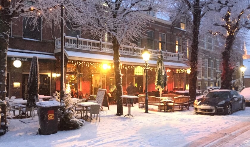 Het ziet er niet naar uit dat het de komende tijd gaat sneeuwen maar het Voorschotense centrum is komend weekend al wel in Kerstsfeer. Foto: VSK