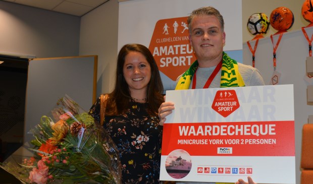 Clubheld Matthijs Ferguson greep naast de hoofdprijs. Hij en zijn vrouw Marieke kregen wel een troostprijs. Foto: dank aan Mathieu Hilgersom