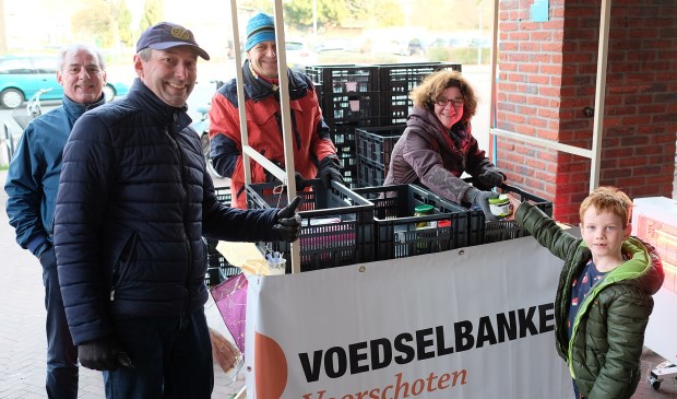 Klanten van Albert Heijn gaven gul voor de voedselbank. Een actie van de Rotary. Foto: Paul van Wezenberg