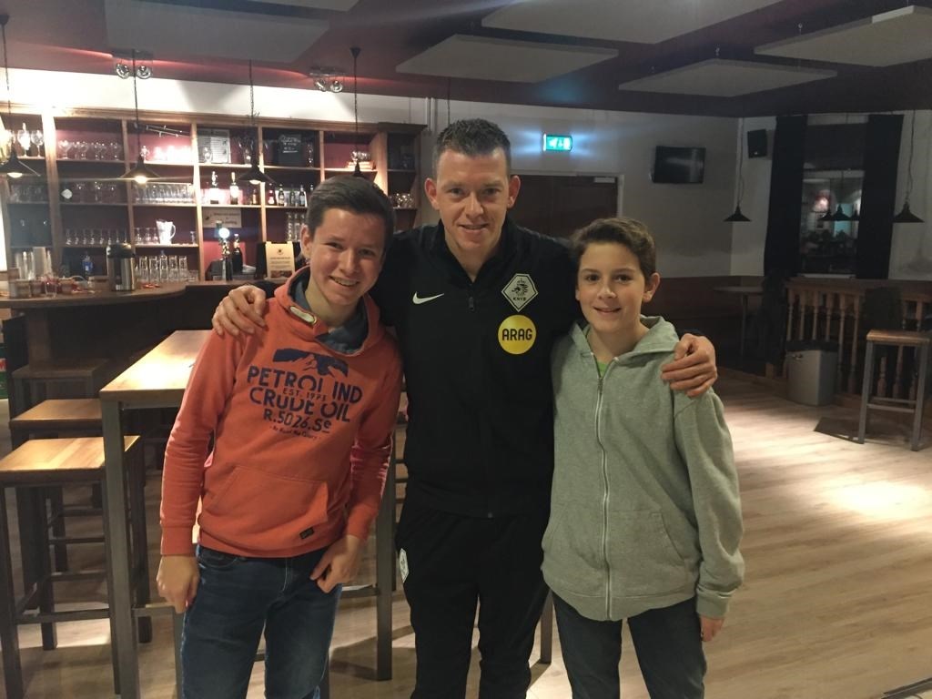 Drie nieuwe scheidsrechters bij Voorschoten'97 waaronder Robin en Maurice, de jongste scheidsrechters bij de club. Foto: Voorschoten'97