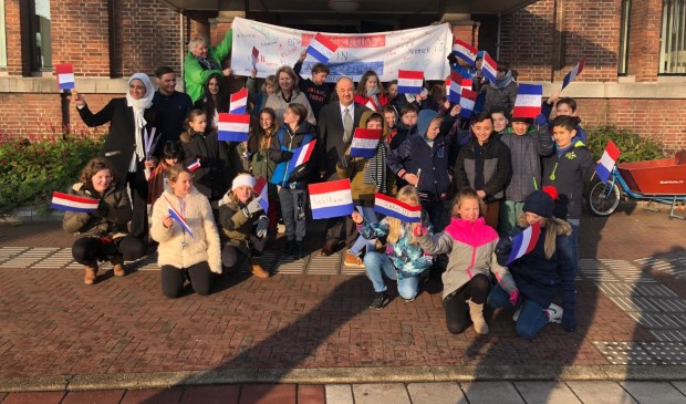 Natuurlijk mochten de kinderen met de burgemeester op de foto. Foto's: Fortgensschool