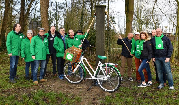Onderschrift foto: “ Lijsttrekkers CDA Wassenaar en CDA Voorschoten maken historische grenspaal Wassenaar en Voorschoten schoon” Fotograaf: Wilma Zoetemelk