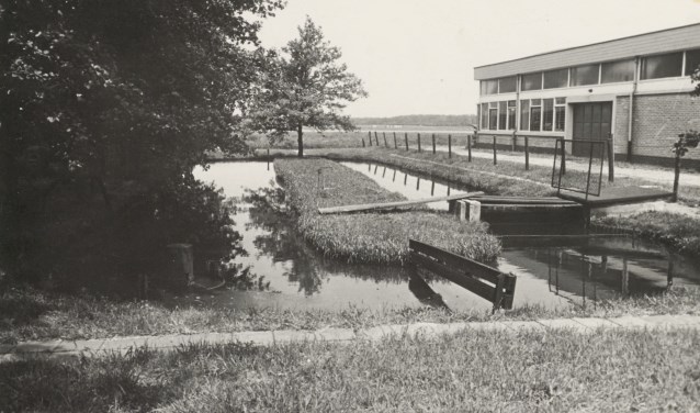 De Pasveerslot, nu parkeerterrein van Aannemersbedrijf Kriek. Het Hoogheemraadschap Rijnland was eigenaar van de sloot.