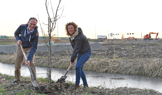 Sjoerd van den Dool (VVD) en Esmée van Herk (CDA) willen dat de provincie het beloofde geluidsscherm en herbeplanting nu snel realiseert. Foto: PR