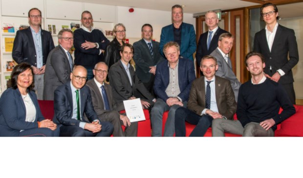 De vertegenwoordigers van de zes gemeenten in de stedelijke As Leiden-Katwijk bij de ondertekening van het convenant