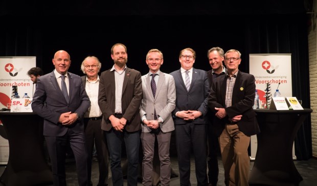 De zeven lijsttrekkers na afloop van het debat (v.l.n.r.): René Zoetemelk (CDA), Ad de Graaf (PVDA), Erik Maassen (SP), Nanning Mol (VVD), Adriaan Andringa (D66), Johan van Rixtel (GroenLinks) en Glenn Zeelt (ONS). Foto: Jasper Suijten