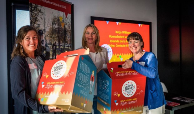 Katja Willems van Voorschoten voor Elkaar (links) en Jolande de la Rambelje van Vrijwilligers Centrale Wassenaar (rechts) met Marjet van Os. Valerie Kuypers Fotografie