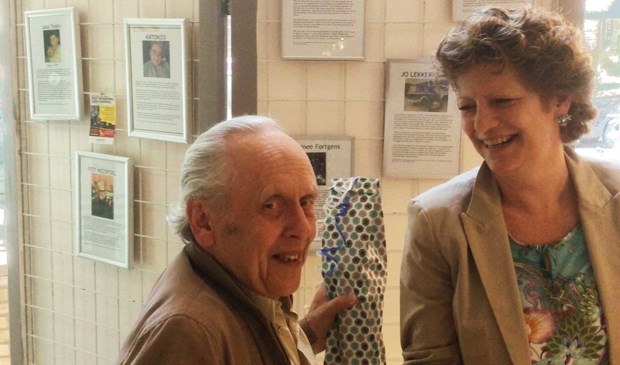 Tijdens een bezoek aan het museum werden deze felicitaties door de bestuursleden Arita Jol en Jan Hein la Rivière voorzien van een kleine attentie. Foto: Museum