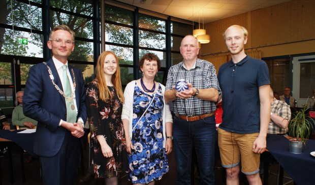 Frans Bakker met zijn vrouw Leny, dochter Laura, zoon Frans en loco-burgemeester Nanning Mol. Foto: VSK