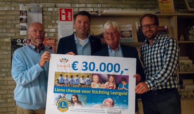Midden links Erwin Lunshof (Lions), rechts Otto Schrage (Leergeld) en aan de buitenkanten Harm Klifman en Johan van Egmond (Katapult). Foto: Lions