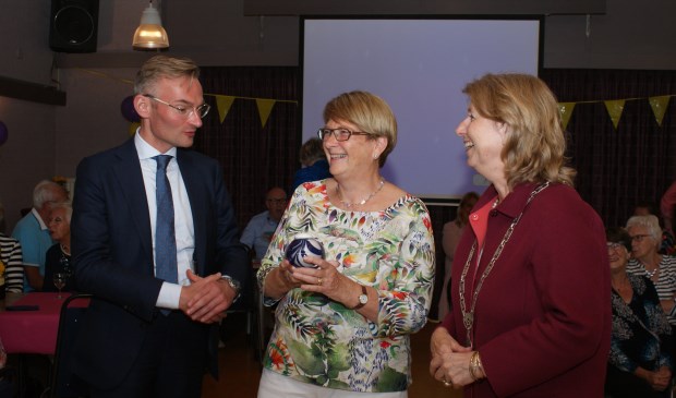 Wethouder Mol, Marga Faassen en burgemeester Bouvy-Koene. Foto: VSK