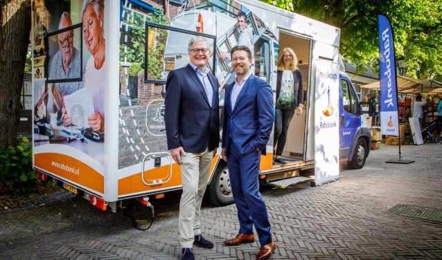Vlnr: Rob Joosten, rayondirecteur, Harry Wientjens, directeur Particulieren en Private Banking en Ingrid Verhoek, adviseur bankzaken.