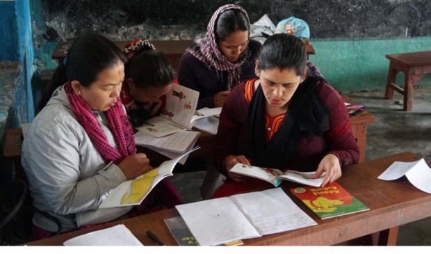 De Nepalese leerkrachten genieten van de Engelstalige boeken. Engels is de voertaal in het bedrijfsleven en op kostscholen, maar op het platte land lopen de scholen achter. Foto: pr