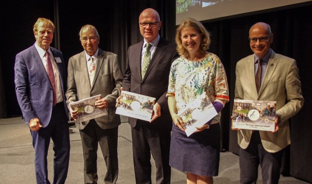 De (plv)voorzitters van de gemeenteraden hebben het rapport 'De burger neemt het initiatief' ontvangen van de voorzitter van de Rekenkamercommissie. Vlnr Dolf Kamermans (Rekenkamercommissie), Jan van Noort (Wassenaar), Klaas Tigelaar (Leidschendam-Voorburg), Pauline Bouvy-Koene (Voorschoten) en Emile Jaensch (Oegstgeest)