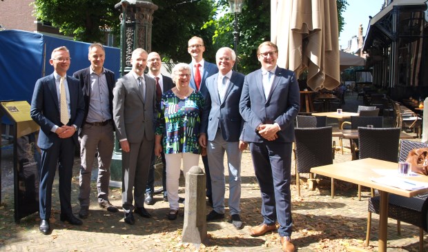 'Het fotomoment' op de Voorstraat, een zonnige start van een nieuwe coalitie. Foto: Vsk