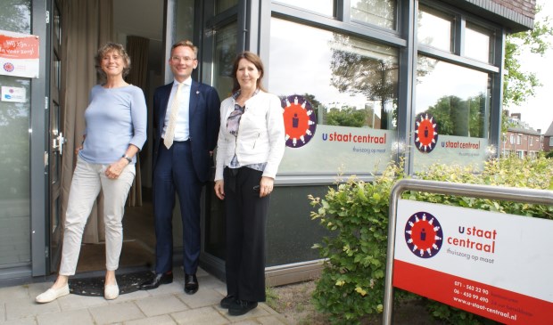 Carine van der Velden, wethouder Nanning Mol en Lineke van der Scheur. Foto: VSK