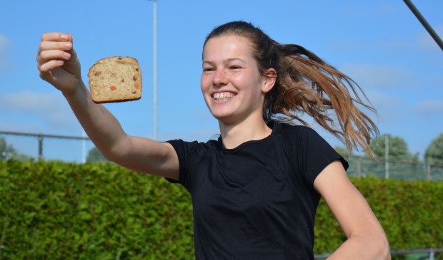 Een training met een knipoog: Roos van Elk laat zien dat je harder gaat lopen door het eten van Fornax sportbrood.