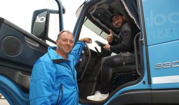 Norbert van Alphen van Duivenvoorde Transport geeft Majid instructie. Laatstgenoemde wil graag vrachtwagenchauffeur worden. Foto: VSK