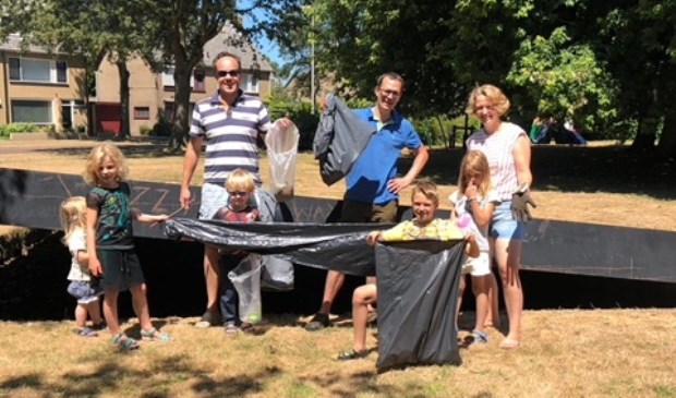 Sanne Westerman (links op de foto) nam het initiatief voor Heel Boschgeest schoon!