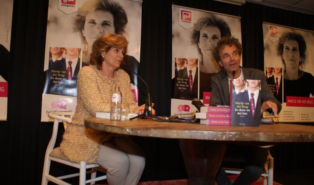 Martje van der Brug tijdens de presentatie van 'Zo doen we dat hier', bij boekhandel Paagman. Foto: Vsk