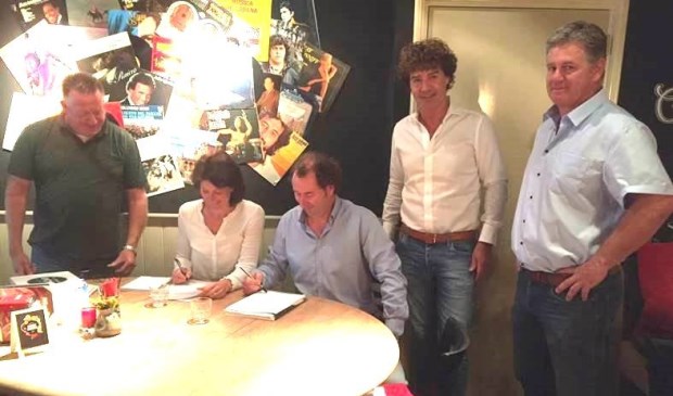 In aanwezigheid van een delegatie van het bestuur ondertekenen Björn van der Wal, voorzitter van Stichting 'Vorstelijk Vrij' en Sandra Werre, gebiedsmarketeer, het aanstellingscontract. Foto: Gemeente Voorschoten