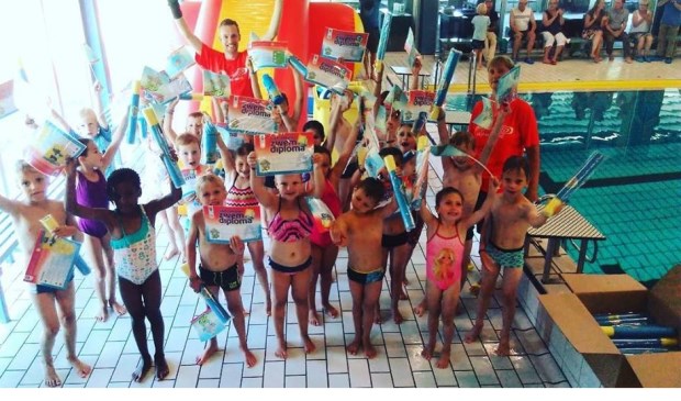 Afgelopen vrijdag behaalden deze 25 kids hun A-,B- of C-diploma in Zwembad Het Wedde. Foto: PR