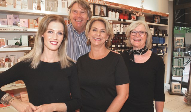 Ron Kühn met zijn 'beauty-fans', de dames zijn volledig op de hoogte van de meer dan uitgebreide collectie parfums, cosmetica en skin-care in het nieuwe Beauty X. Foto: VSK
