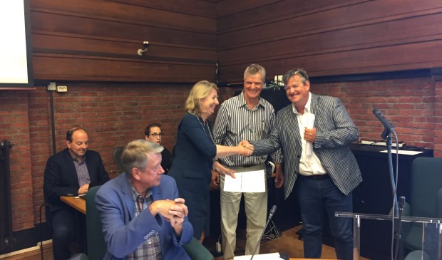 Harry Kroeze en Pieter de Wit overhandigen namens het Actiecomité Leidseweg Noord een petitie aan burgemeester Bouvy-Koene. Foto: VSK