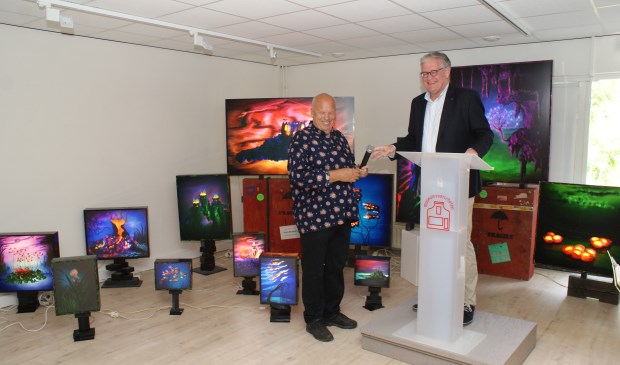 Rob Joosten (r) van de Rabobank opende zaterdag de expositie 'In het licht van Venus' van kunstenaar en oud-Voorschotenaar Jan van der Horn. Foto's: VSK