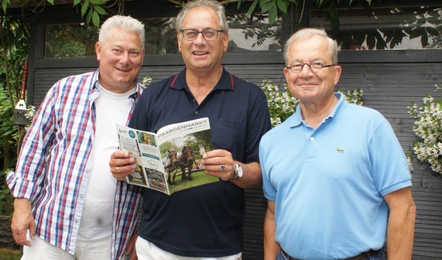 Vlnr: Het bestuur van het comité Paardenmarkt, penningmeester Jan Teske, secretaris Rob de Vries en voorzitter Cees Bijloos, bestuurslid Daan Verschoor ontbreekt op de foto. Foto: Vsk