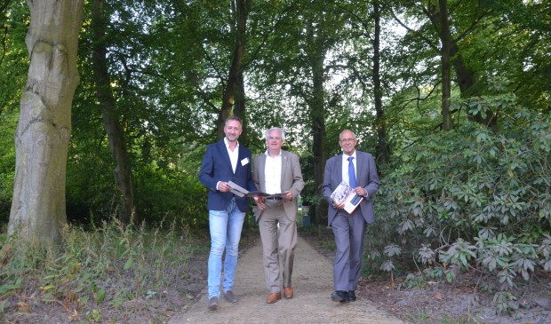 Vlnr Onderzoeker Korneel Aschman, wethouder Cramwinckel en wethouder Wassenaar op buitenplaats De Paauw. Foto: Gemeente Voorschoten