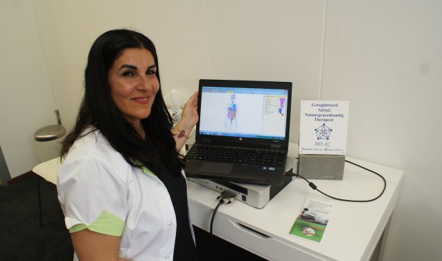 Zara demonstreert het resultaat van een bodyscanmeting op het beeldscherm van haar computer. Foto: Vsk