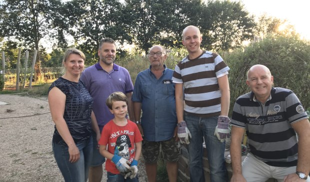 Vrijwilligers en CDA'ers Simon Bremmer en René Zoetemelk (rechts) hebben in de natuurspeeltuin geklust. Foto: CDA Voorschoten